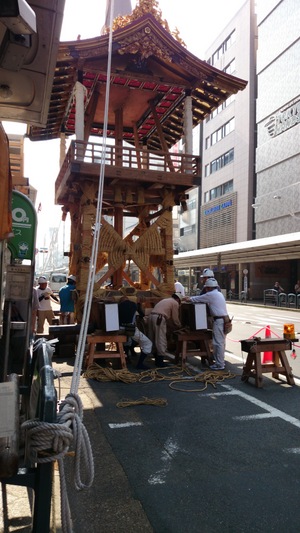祇園祭(ぎおんまつり)の準備中(京都市内、四条通)